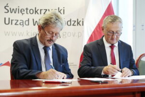 28.07.2022. Kielce. Podpisane umowy z jednostkami samorządu terytorialnego na dofinansowania zadań związanych z zabezpieczeniem wąwozów lessowych. Na zdjęciu (od lewej): Marek Łukaszek - wójt gminy Dwikozy, Zbigniew Koniusz - wojewoda świętokrzyski / Fot. Wiktor Taszłow - Radio Kielce