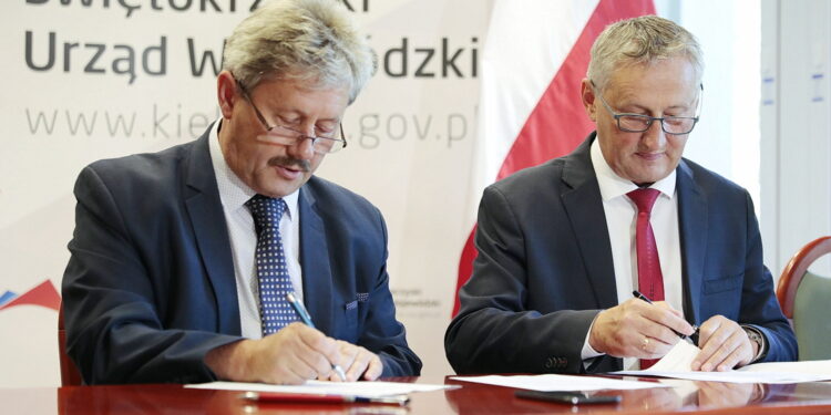 28.07.2022. Kielce. Podpisane umowy z jednostkami samorządu terytorialnego na dofinansowania zadań związanych z zabezpieczeniem wąwozów lessowych. Na zdjęciu (od lewej): Marek Łukaszek - wójt gminy Dwikozy, Zbigniew Koniusz - wojewoda świętokrzyski / Fot. Wiktor Taszłow - Radio Kielce