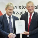 28.07.2022. Kielce. Podpisane umowy z jednostkami samorządu terytorialnego na dofinansowania zadań związanych z zabezpieczeniem wąwozów lessowych. Na zdjęciu (od lewej): Marek Łukaszek - wójt gminy Dwikozy, Zbigniew Koniusz - wojewoda świętokrzyski / Fot. Wiktor Taszłow - Radio Kielce