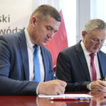 28.07.2022. Kielce. Podpisane umowy z jednostkami samorządu terytorialnego na dofinansowania zadań związanych z zabezpieczeniem wąwozów lessowych. Na zdjęciu (od lewej): Krzysztof Tworek - wójt miny Obrazów, Zbigniew Koniusz - wojewoda świętokrzyski / Fot. Wiktor Taszłow - Radio Kielce