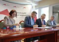 28.07.2022. Kielce. Podpisane umowy z jednostkami samorządu terytorialnego na dofinansowania zadań związanych z zabezpieczeniem wąwozów lessowych. Na zdjęciu (od lewej): Jadwiga Smardz - skarbnik gminy Obrazów, Krzysztof Tworek - wójt miny Obrazów, Zbigniew Koniusz - wojewoda świętokrzyski, Andrzej Pruś - przewodniczący sejmiku województwa świętokrzyskiego / Fot. Wiktor Taszłow - Radio Kielce