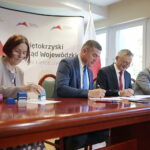 28.07.2022. Kielce. Podpisane umowy z jednostkami samorządu terytorialnego na dofinansowania zadań związanych z zabezpieczeniem wąwozów lessowych. Na zdjęciu (od lewej): Jadwiga Smardz - skarbnik gminy Obrazów, Krzysztof Tworek - wójt miny Obrazów, Zbigniew Koniusz - wojewoda świętokrzyski, Andrzej Pruś - przewodniczący sejmiku województwa świętokrzyskiego / Fot. Wiktor Taszłow - Radio Kielce