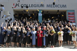 28.07.2022. Kielce. Pożegnanie absolwentów Collegium Medicum / Fot. Wiktor Taszłow - Radio Kielce