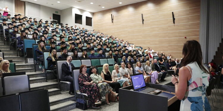 28.07.2022. Kielce. Pożegnanie absolwentów Collegium Medicum / Fot. Wiktor Taszłow - Radio Kielce