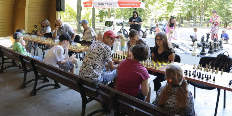 28.07.2022. Kielce. Park Miejski. Wakacyjna Szkoła Szachowa Radia Kielce / Fot. Wiktor Taszłow - Radio Kielce