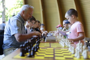 28.07.2022. Kielce. Park Miejski. Wakacyjna Szkoła Szachowa Radia Kielce / Fot. Wiktor Taszłow - Radio Kielce