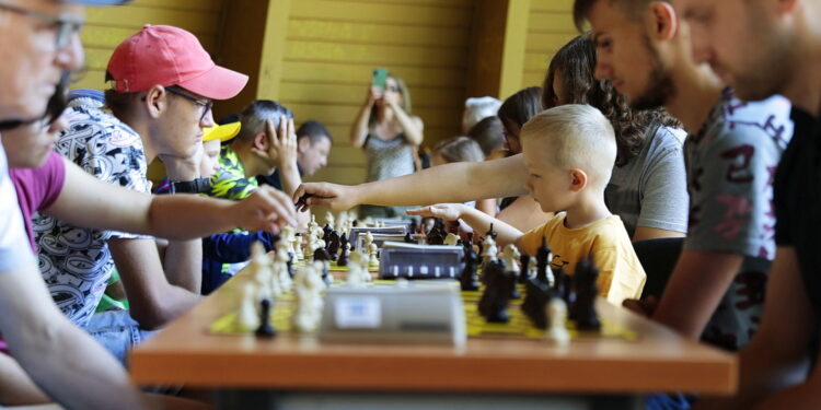 28.07.2022. Kielce. Park Miejski. Wakacyjna Szkoła Szachowa Radia Kielce / Fot. Wiktor Taszłow - Radio Kielce