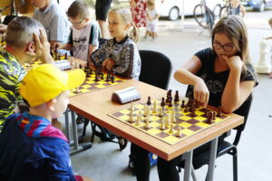 28.07.2022. Kielce. Park Miejski. Wakacyjna Szkoła Szachowa Radia Kielce / Fot. Wiktor Taszłow - Radio Kielce