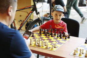 28.07.2022. Kielce. Park Miejski. Wakacyjna Szkoła Szachowa Radia Kielce / Fot. Wiktor Taszłow - Radio Kielce