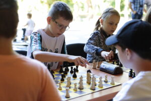 28.07.2022. Kielce. Park Miejski. Wakacyjna Szkoła Szachowa Radia Kielce / Fot. Wiktor Taszłow - Radio Kielce