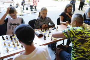 28.07.2022. Kielce. Park Miejski. Wakacyjna Szkoła Szachowa Radia Kielce / Fot. Wiktor Taszłow - Radio Kielce