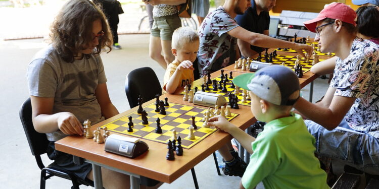 28.07.2022. Kielce. Park Miejski. Wakacyjna Szkoła Szachowa Radia Kielce / Fot. Wiktor Taszłow - Radio Kielce