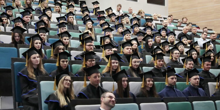 28.07.2022. Kielce. Pożegnanie absolwentów Collegium Medicum / Fot. Wiktor Taszłow - Radio Kielce