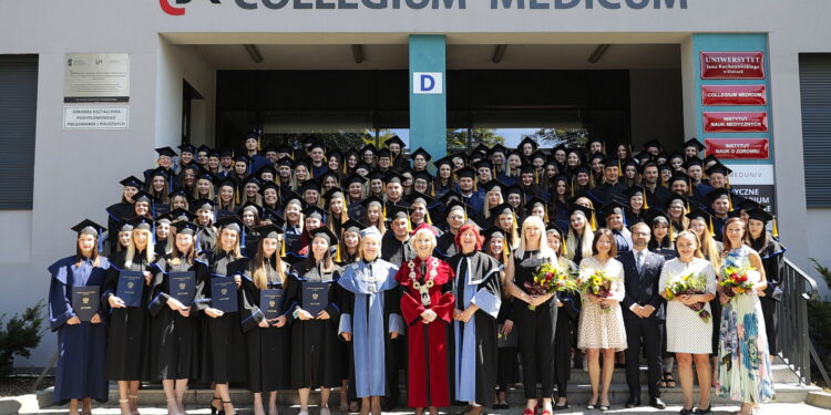 28.07.2022. Kielce. Pożegnanie absolwentów Collegium Medicum / Fot. Wiktor Taszłow - Radio Kielce