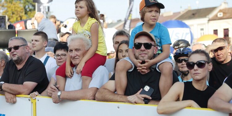 209.07.2022. Kielce. Rynek. Prezentacja kolarzy startujących w 79. Tour de Pologne / Fot. Wiktor Taszłow - Radio Kielce