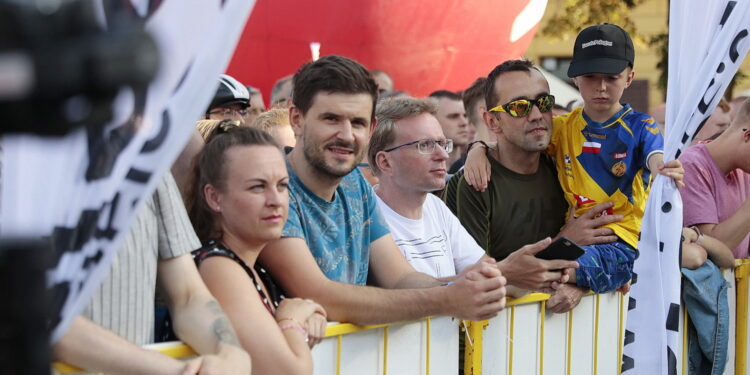 209.07.2022. Kielce. Rynek. Prezentacja kolarzy startujących w 79. Tour de Pologne / Fot. Wiktor Taszłow - Radio Kielce