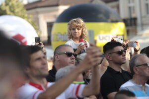 209.07.2022. Kielce. Rynek. Prezentacja kolarzy startujących w 79. Tour de Pologne / Fot. Wiktor Taszłow - Radio Kielce