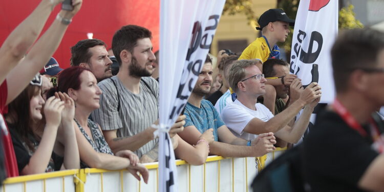 209.07.2022. Kielce. Rynek. Prezentacja kolarzy startujących w 79. Tour de Pologne / Fot. Wiktor Taszłow - Radio Kielce