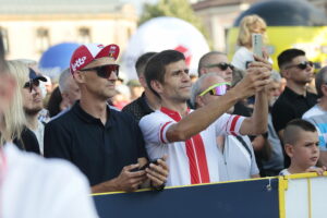 209.07.2022. Kielce. Rynek. Prezentacja kolarzy startujących w 79. Tour de Pologne / Fot. Wiktor Taszłow - Radio Kielce