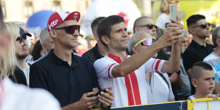 209.07.2022. Kielce. Rynek. Prezentacja kolarzy startujących w 79. Tour de Pologne / Fot. Wiktor Taszłow - Radio Kielce