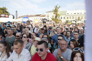 209.07.2022. Kielce. Rynek. Prezentacja kolarzy startujących w 79. Tour de Pologne / Fot. Wiktor Taszłow - Radio Kielce