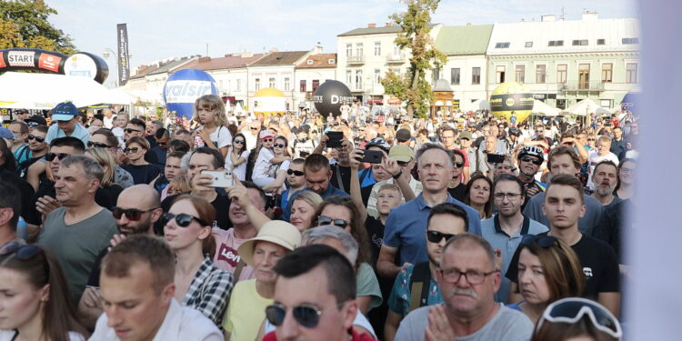 209.07.2022. Kielce. Rynek. Prezentacja kolarzy startujących w 79. Tour de Pologne / Fot. Wiktor Taszłow - Radio Kielce