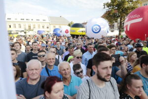 209.07.2022. Kielce. Rynek. Prezentacja kolarzy startujących w 79. Tour de Pologne / Fot. Wiktor Taszłow - Radio Kielce