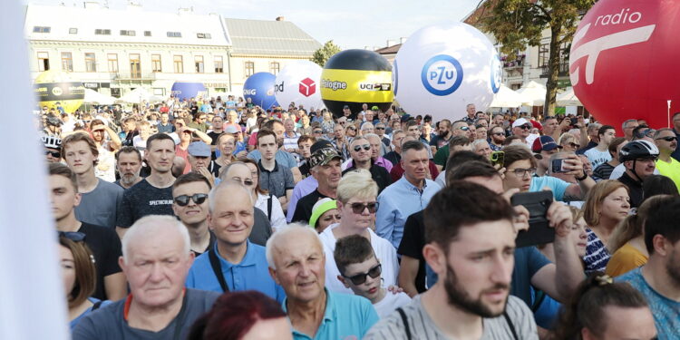 209.07.2022. Kielce. Rynek. Prezentacja kolarzy startujących w 79. Tour de Pologne / Fot. Wiktor Taszłow - Radio Kielce