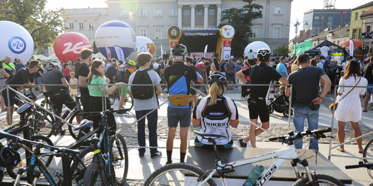 209.07.2022. Kielce. Rynek. Prezentacja kolarzy startujących w 79. Tour de Pologne / Fot. Wiktor Taszłow - Radio Kielce