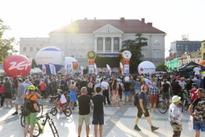 209.07.2022. Kielce. Rynek. Prezentacja kolarzy startujących w 79. Tour de Pologne / Fot. Wiktor Taszłow - Radio Kielce