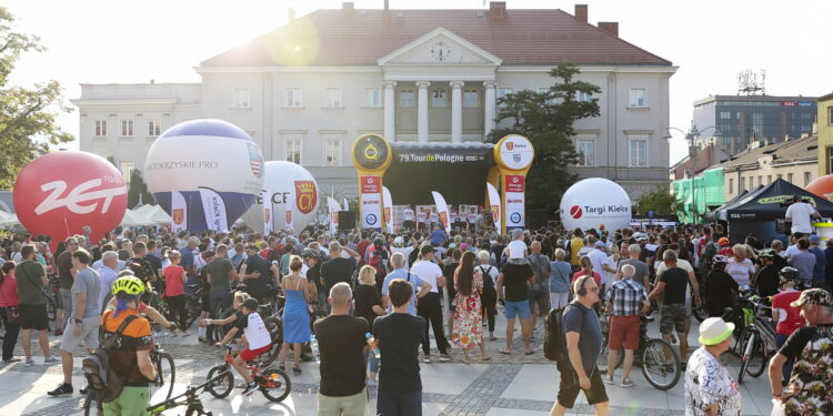 209.07.2022. Kielce. Rynek. Prezentacja kolarzy startujących w 79. Tour de Pologne / Fot. Wiktor Taszłow - Radio Kielce