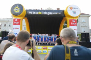 209.07.2022. Kielce. Rynek. Prezentacja kolarzy startujących w 79. Tour de Pologne / Fot. Wiktor Taszłow - Radio Kielce