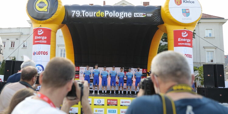 209.07.2022. Kielce. Rynek. Prezentacja kolarzy startujących w 79. Tour de Pologne / Fot. Wiktor Taszłow - Radio Kielce