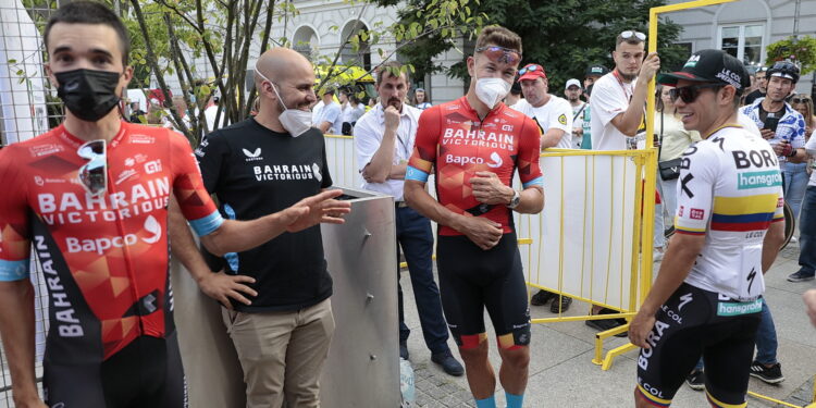 209.07.2022. Kielce. Rynek. Prezentacja kolarzy startujących w 79. Tour de Pologne / Fot. Wiktor Taszłow - Radio Kielce