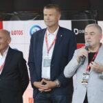 209.07.2022. Kielce. Rynek. Prezentacja kolarzy startujących w 79. Tour de Pologne. Na zdjęciu (od lewej): Czesław Lang - dyrektor Tour de Pologne, Bogdan Wenta - prezydent Kielc, Andrzej Bętkowski - marszałek województwa świętokrzyskiego / Fot. Wiktor Taszłow - Radio Kielce