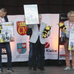 209.07.2022. Kielce. Rynek. Prezentacja kolarzy startujących w 79. Tour de Pologne. Na zdjęciu (od lewej): Bogdan Wenta - prezydent Kielc, Andrzej Bętkowski - marszałek województwa świętokrzyskiego, Andrzej Mochoń - prezes Targów Kielce, Włodzimierz Rezner, Czesław Lang - organizator Tour de Pologne / Fot. Wiktor Taszłow - Radio Kielce