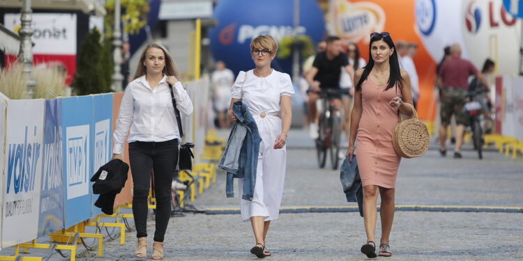 209.07.2022. Kielce. Rynek. Prezentacja kolarzy startujących w 79. Tour de Pologne / Fot. Wiktor Taszłow - Radio Kielce