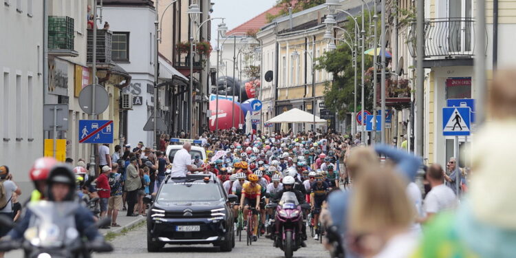 30.07.2022. Kielce. Rynek. Start wyścigu Toru de Pologne / Fot. Wiktor Taszłow - Radio Kielce