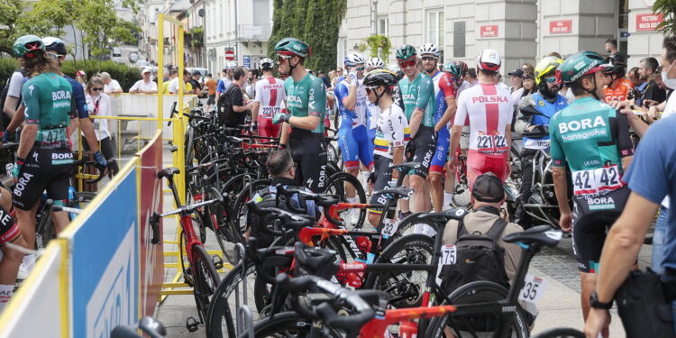 30.07.2022. Kielce. Rynek. Start wyścigu Toru de Pologne / Fot. Wiktor Taszłow - Radio Kielce