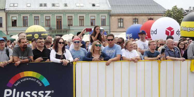 30.07.2022. Kielce. Rynek. Start wyścigu Toru de Pologne / Fot. Wiktor Taszłow - Radio Kielce