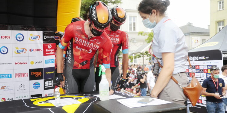 30.07.2022. Kielce. Rynek. Start wyścigu Toru de Pologne / Fot. Wiktor Taszłow - Radio Kielce