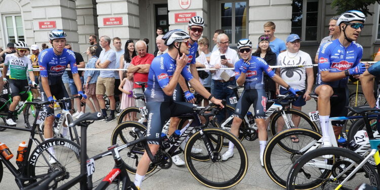 30.07.2022. Kielce. Rynek. Start wyścigu Toru de Pologne / Fot. Wiktor Taszłow - Radio Kielce