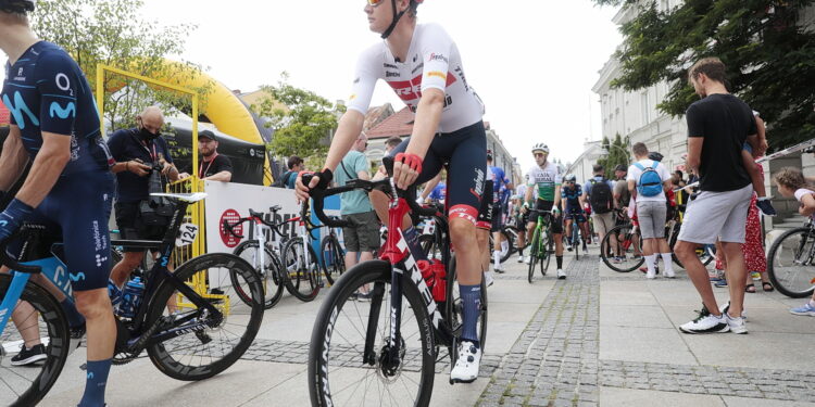 30.07.2022. Kielce. Rynek. Start wyścigu Toru de Pologne / Fot. Wiktor Taszłow - Radio Kielce