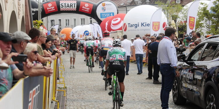 30.07.2022. Kielce. Rynek. Start wyścigu Toru de Pologne / Fot. Wiktor Taszłow - Radio Kielce