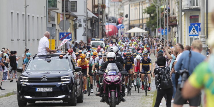 30.07.2022. Kielce. Rynek. Start wyścigu Toru de Pologne / Fot. Wiktor Taszłow - Radio Kielce