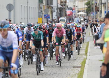 30.07.2022. Kielce. Rynek. Start wyścigu Toru de Pologne / Fot. Wiktor Taszłow - Radio Kielce