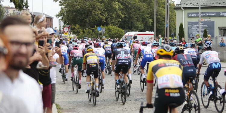 30.07.2022. Kielce. Rynek. Start wyścigu Toru de Pologne / Fot. Wiktor Taszłow - Radio Kielce