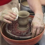 Jak wyrabiano naczynia z gliny? Dowiemy się na Chałupkowych Garcynkach