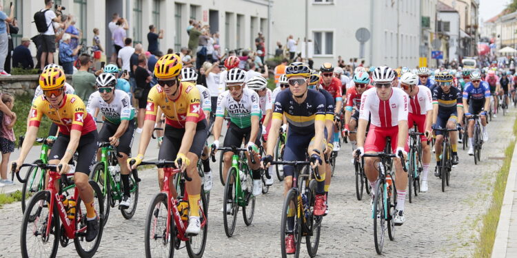 30.07.2022. Kielce. Rynek. Start wyścigu Toru de Pologne / Fot. Wiktor Taszłow - Radio Kielce