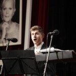 10.07.2022. Busko-Zdrój. 28. Międzynarodowy Festiwal Muzyczny im. Krystyny Jamroz. Koncert finałowy. Na zdjęciu: Adrian Domoracki / Fot. Jarosław Kubalski - Radio Kielce